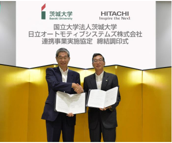 August 8th agreement signing ceremony (Ibaraki University President Nobuo Mimura (left) and Hideaki Seki, President and CEO of Hitachi Automotive Systems)
