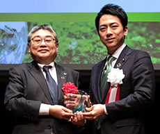 Vice President and Executive Officer Osamu Naito who has received a commendation from the Minister of the Environment of Japan, Shinjiro Koizumi.