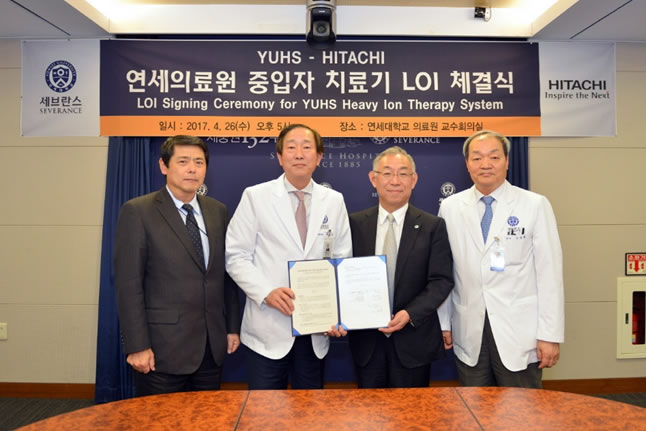 [image]The contract signing ceremony for the heavy ion therapy system.