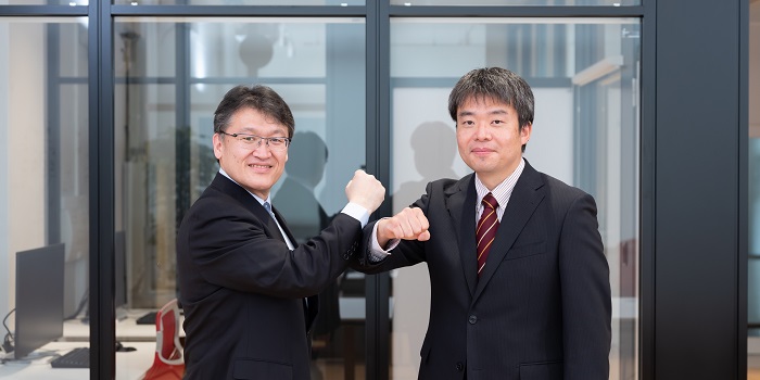 [image]Norihiro Hara, Senior Chief Engineer of Hitachi (left) and Kazuo Goda, Associate Professor of UTokyo-IIS (right)