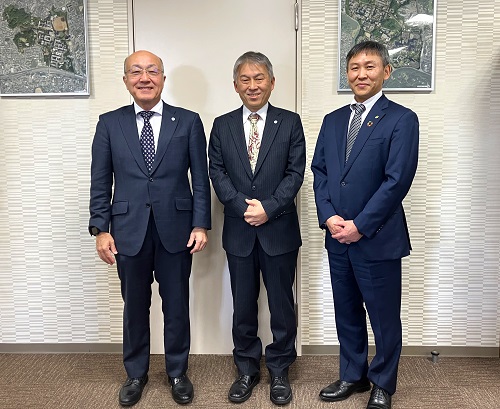[image]From left: Susumu Kuwabata, Dean, Graduate School of Engineering, Osaka University Masahiro Kino-oka, the director of Kino-oka Research Base for Cell Manufacturability as Innovation Research Base in Center of Excellence in Advanced Research Division of Techno Arena, Graduate School of Engineering Hideshi Nakatsu, Vice President and Executive Officer, CEO of Water & Environment Business Unit, Hitachi, Ltd.
