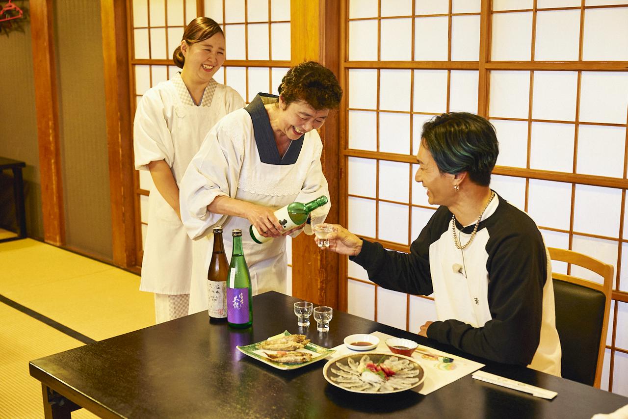 画像: すすめ上手な女将のお酌で、橘さんもハイペースに