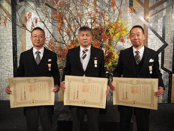 [画像]左から、株式会社日立製作所の渡邉 誠二、株式会社日立インダストリアルプロダクツの堀川 一巳、日立グローバルライフソリューションズ株式会社の川村 功