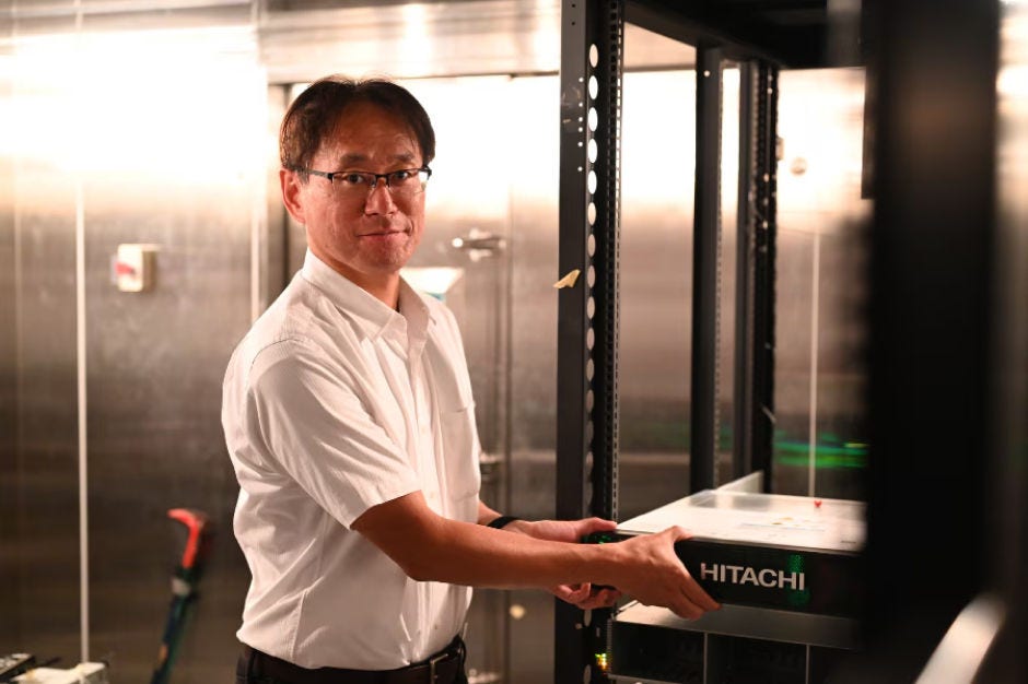 내열 실험실에서 스토리지를 다루고 있는 미야모토 겐이치 씨