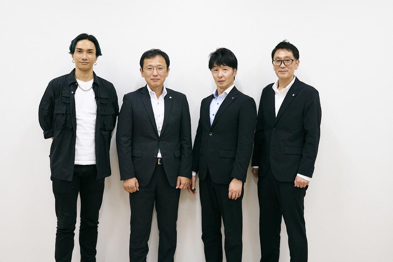 画像: 市役所来訪の記念に、皆さんと撮影
