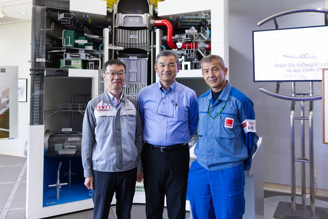 サービスホールに展示された、6号機・7号機の炉型であるABWRの模型の前で。