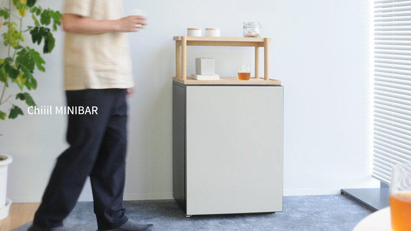 [画像]冷蔵庫「Chiiil MINIBAR」<冷蔵庫「Chiiil」R-MR7S 色:ノルディック(HL)／木製家具「MINIBAR」 色:オーク(D)>