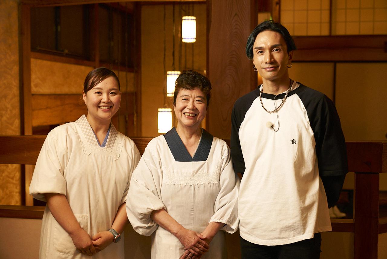 画像: 女将の小野郁子さん（右）と若女将の大野可奈以さん（左）と