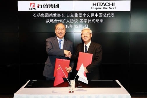 [画像]石薬集団の蔡董事長(左)と、日立(中国)の小久保董事長(右)