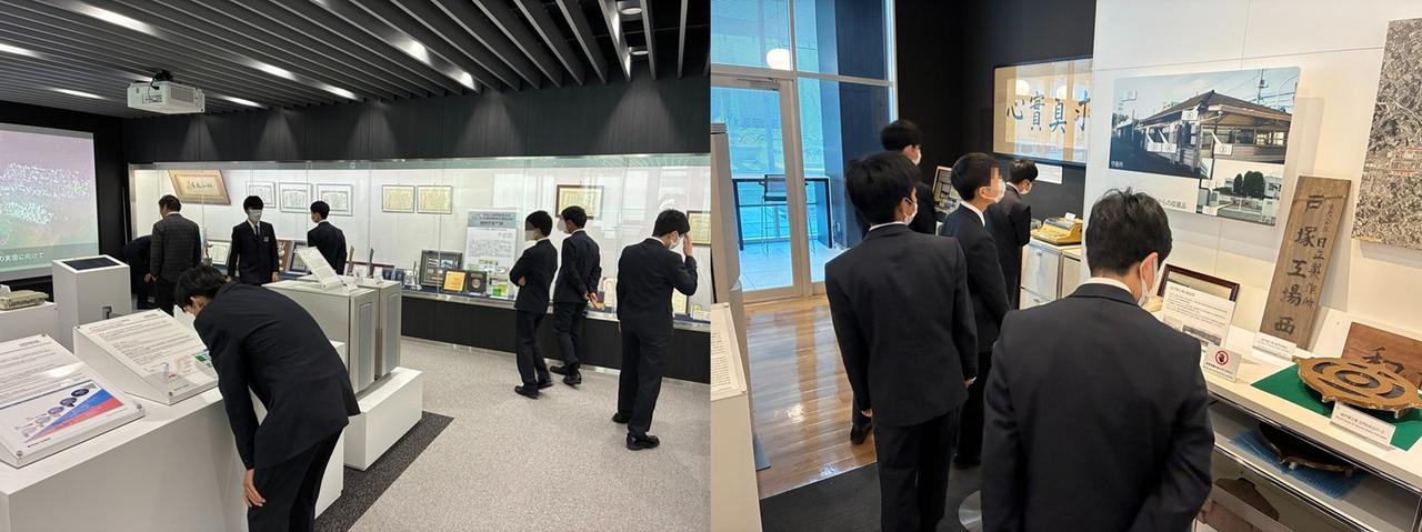 画像:日立ITミュージアム*1を熱心に見学する生徒たち