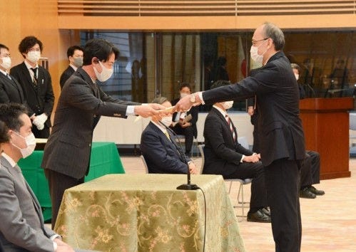 [画像]右:株式会社日立製作所 執行役常務 鈴木 教洋