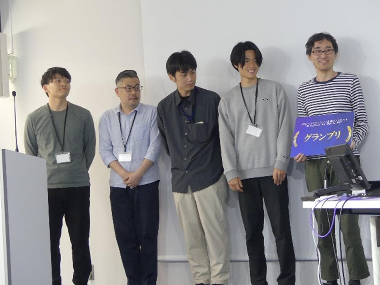画像: グランプリとして表彰される日立チーム