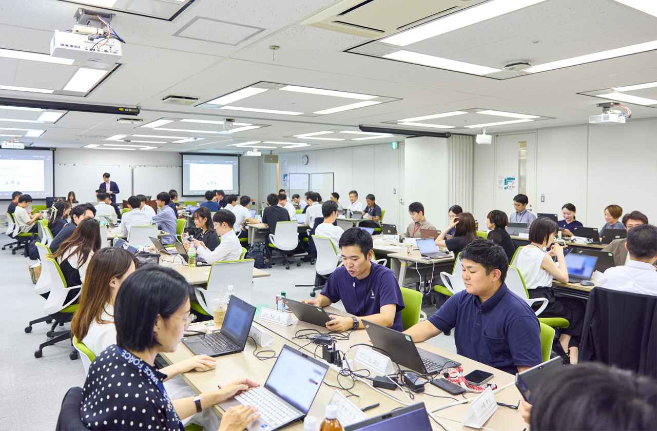 生成AI推進リーダー育成ワークショップ クラスAの最終日、約60名が会場に足を運んだ。