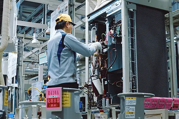 様々な機械と人が協働するダイキンの堺製作所 臨海工場の様子。