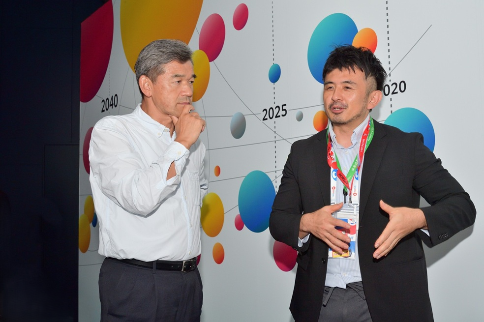 「展示のコンセプトについて研究開発グループの池ヶ谷さんに説明してもらいましたが、デジタル技術は生活や仕事を便利に進化させてくれる一方で、生成AIの利用拡大により電力需要だけでなく水利用も増大するというお話が印象に残りました。子どもたちによりよい未来を残すために今どんな選択をすべきなのか、あらためてよく考えなければと思います」