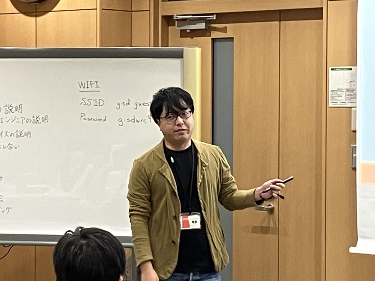 画像1: 今回のプログラムを開発した有志社員によるグループワークのルール説明