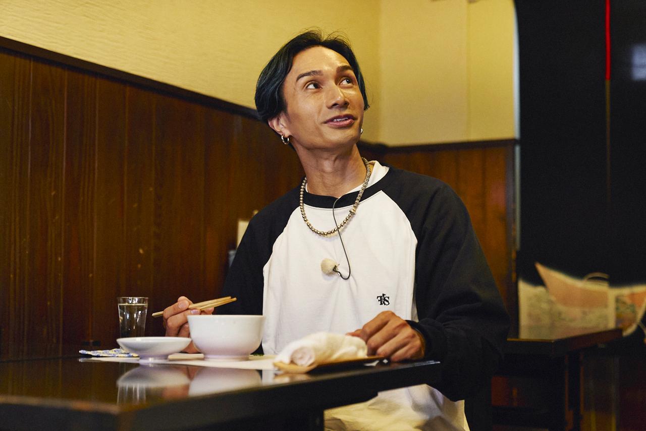 画像: 「料理とお酒のバランスが絶妙ですね」と感動する橘さん