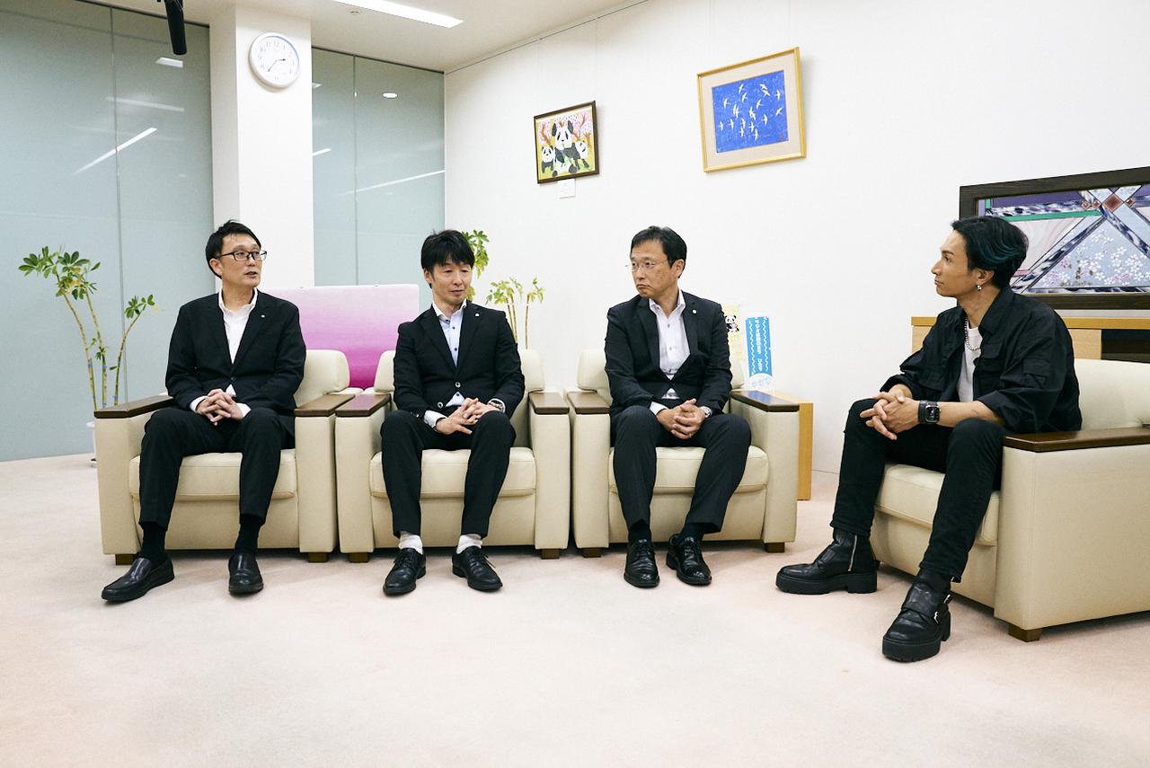 画像: 左から、共創プロジェクト推進担当課長の窪 久司さん、広報戦略課長の瀧深 秀一さん、市長公室参事の寺山一男さん、そして橘ケンチさん
