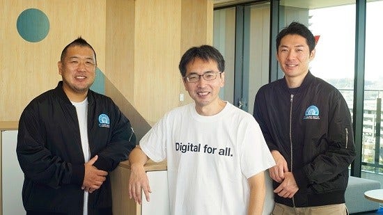 [画像]Cloud Native Community Japan発起人の中村雄一(中央)、CNCFアンバサダーの西島直(左)、田畑義之(右)