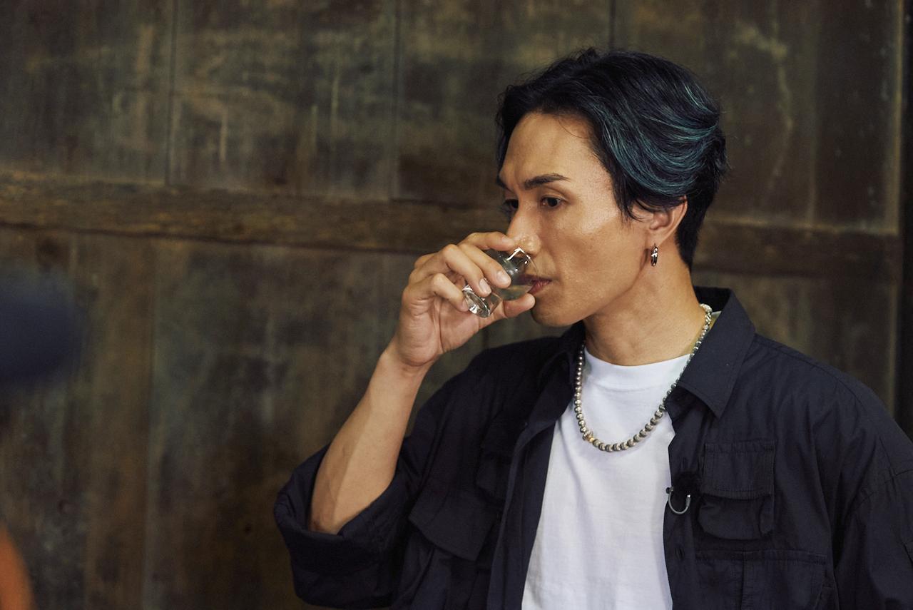 画像: 仕込水をチェイサーに試飲する橘さん
