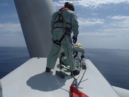 [画像]風車ナセル上での作業の様子