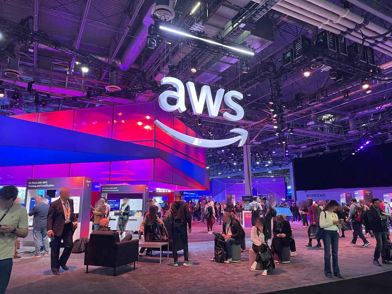 画像: AWSの展示エリア「AWS Village」