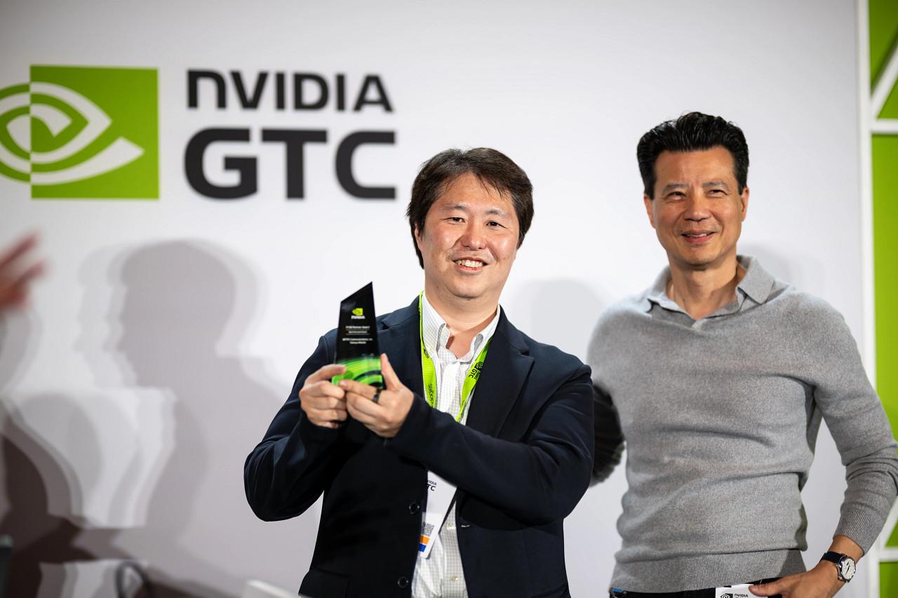 (左)日立製作所 AI＆ソフトウェアサービスビジネスユニット 事業主管 西 孝治　(右) NVIDIA VP of Global Partners (NPN) GTM and Operations Darrin Nail Chen氏