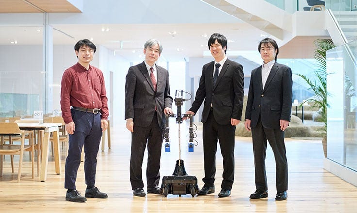 日立 × 早稲田の共同研究グループ。ロボットの探究が好きでたまらない4人の研究ストーリー