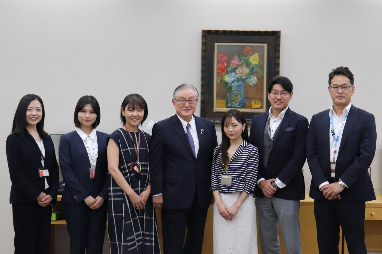 Ikue Osawa, Hitachi, Ltd. / Ritsuha Tanaka, Hitachi, Ltd. / Aki Miyazawa, Hitachi Academy Co., Ltd. / Toshiaki Higashihara, Director, Executive Chairman and Representative Officer, Hitachi, Ltd. / Eiko Ono, Hitachi Academy Co., Ltd. / Masahiko Sato, Hitachi, Ltd. / Kazunari Nakazaki, Hitachi Solutions, Ltd.