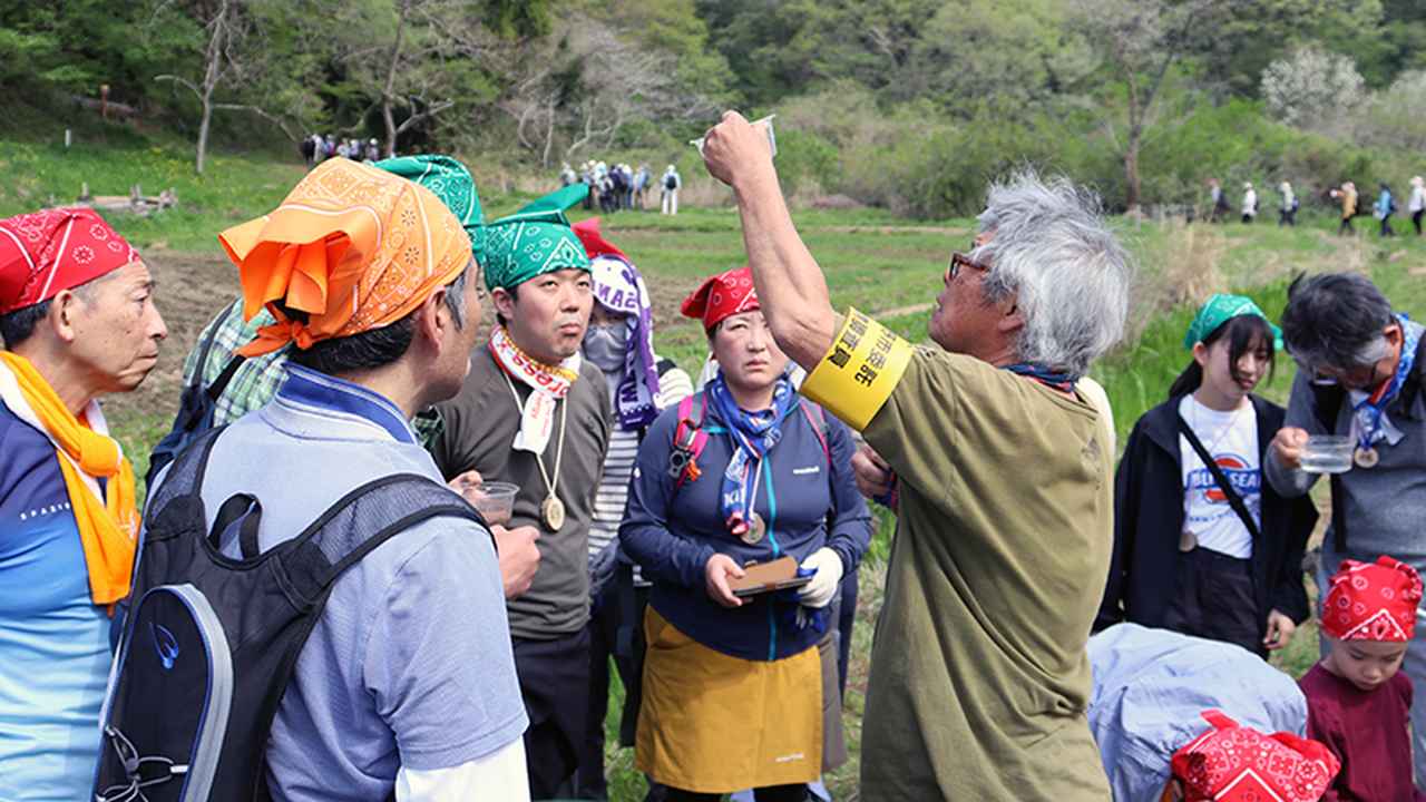 画像: 小川でホトケドジョウやエビなどを観察