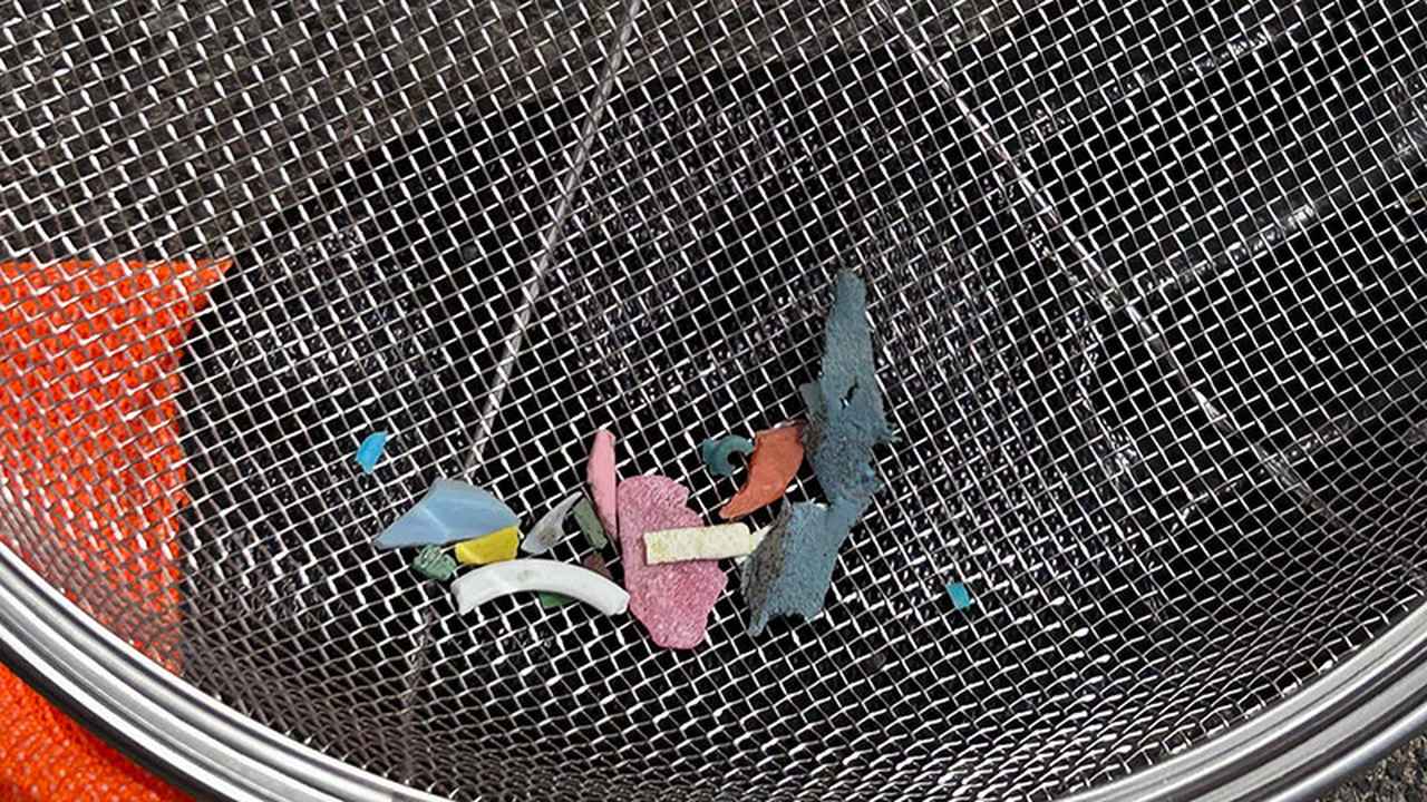 ザルですくったプラスチック片