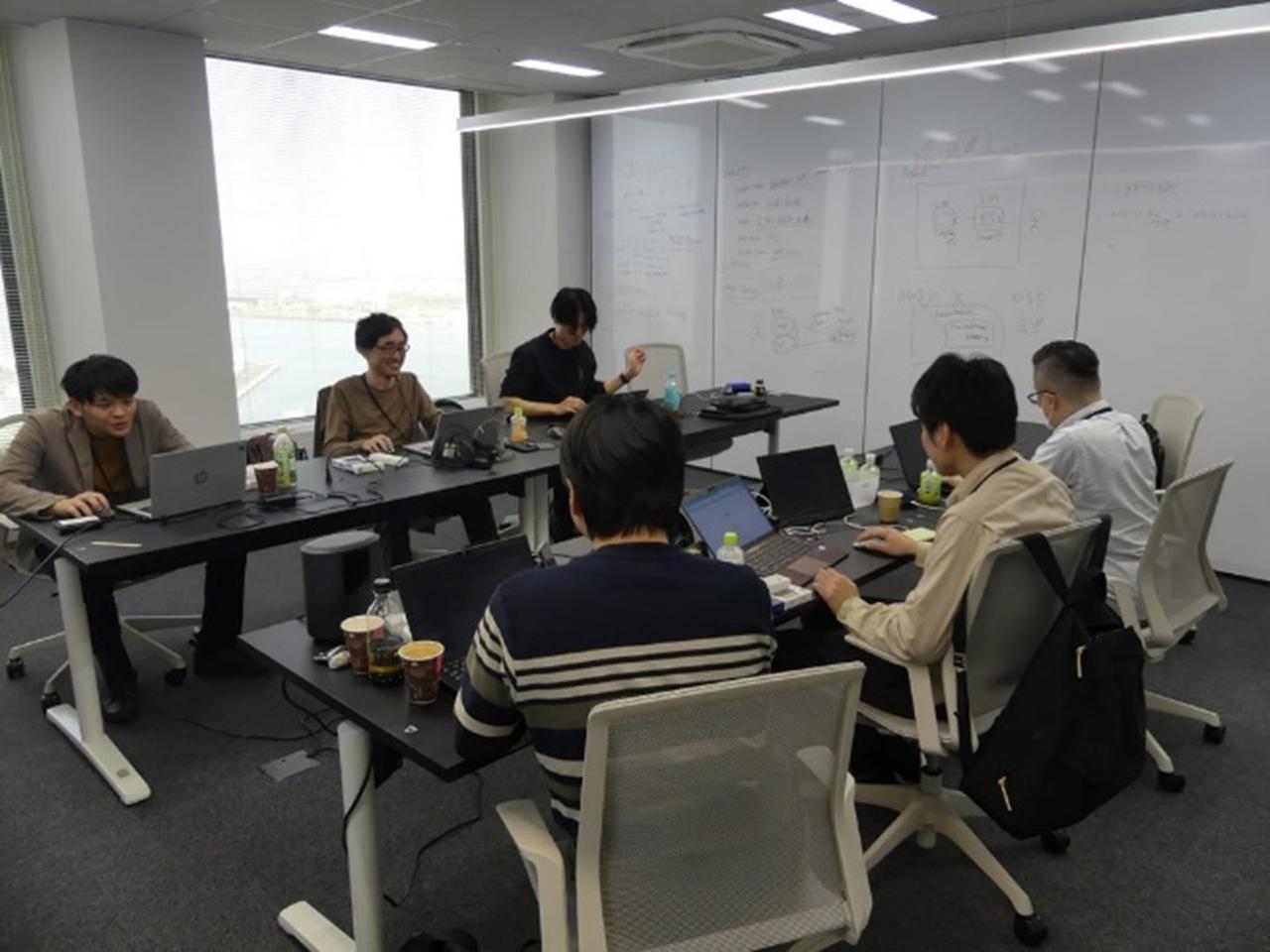 画像: Day1日立チームのプロジェクトルームでの様子