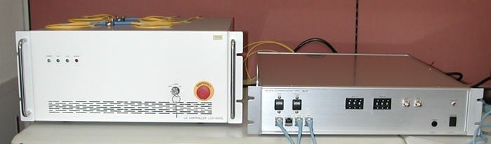 [画像]試作したセキュア通信装置。本体(右)及びノイズ発生器(左)からなる。