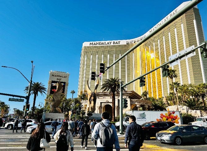 画像: よく晴れた青空の下、ホテルに併設されたイベント会場へ