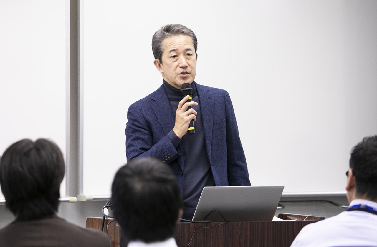画像: 英語でメッセージを伝えるために画像: ワークショップの最後に長谷川執行役専務が登壇し、生成AI推進リーダーたちにエールを送った。