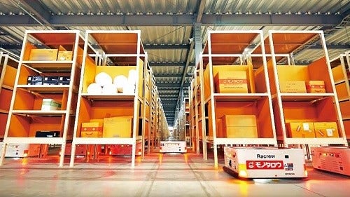 [画像]MonotaROの笠間ディストリビューションセンターで稼働中の小型無人搬送ロボット「Racrew」