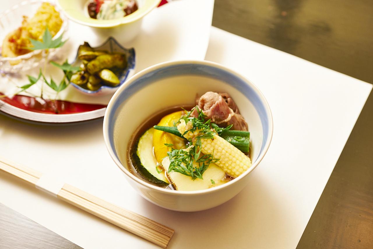 画像: 手前の小鉢は「常陸牛と夏野菜の炊き合わせ」