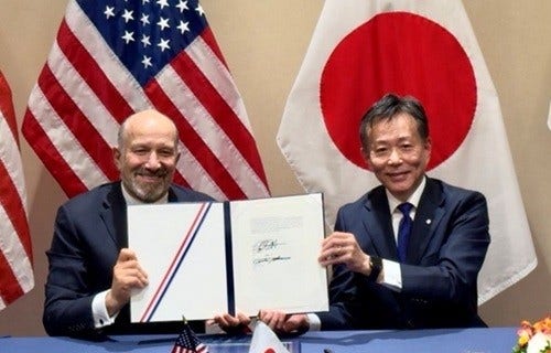 [image]The signing of the MoU between Hitachi and DOC on strengthening the power grids