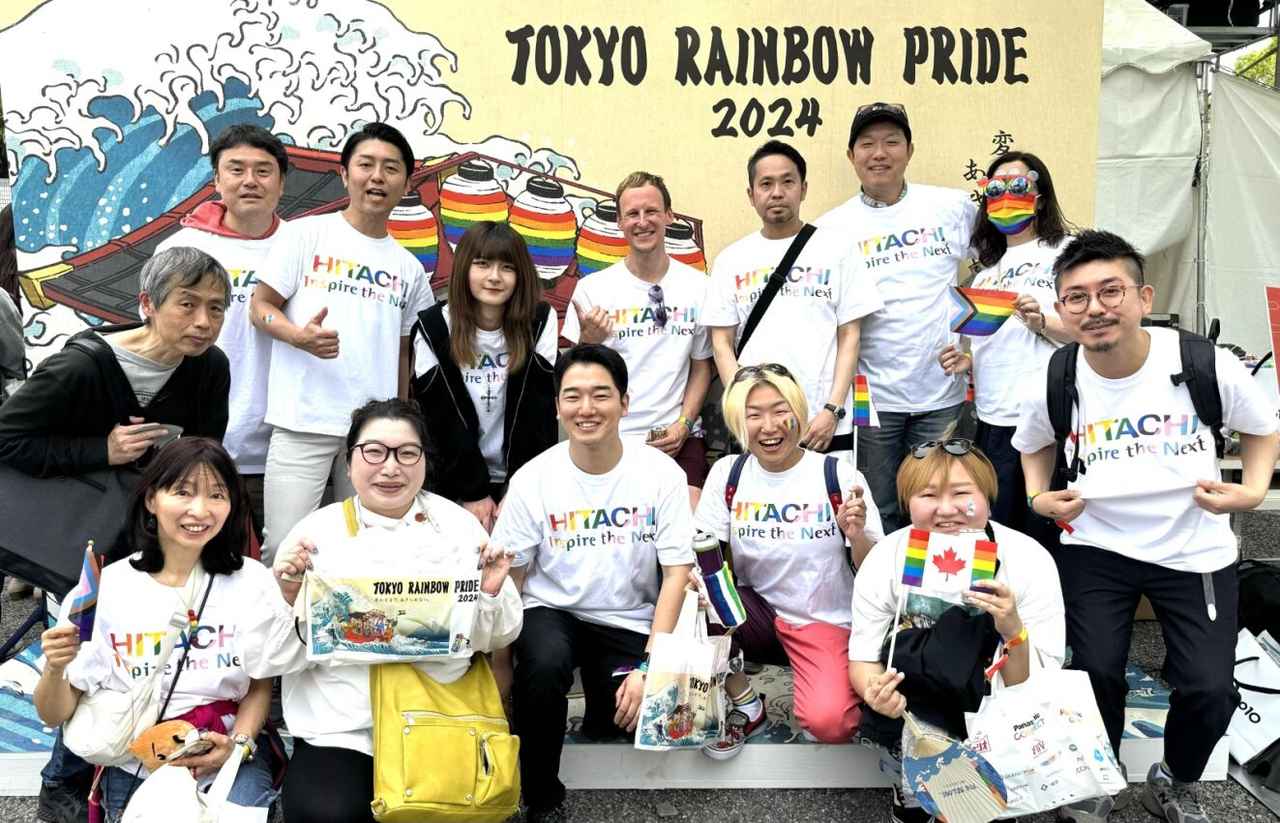 画像: レインボーロゴのTシャツを着て