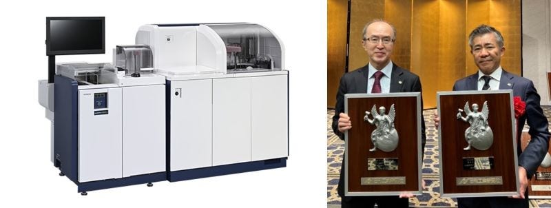 [画像]左:LABOSPECT 006® α 自動分析装置、右:贈賞式の様子