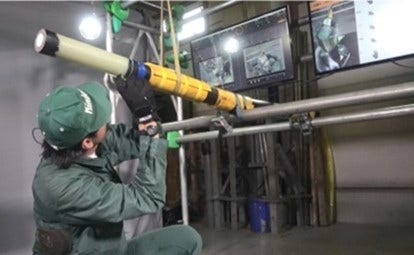 [画像]技能研修中の社員が本ソリューションを用いる様子