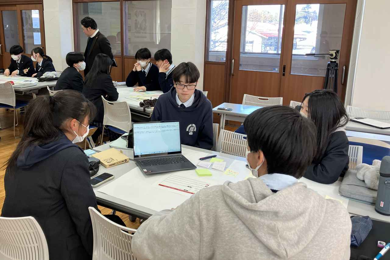 画像: アナウンス文章の表現を検討する様子