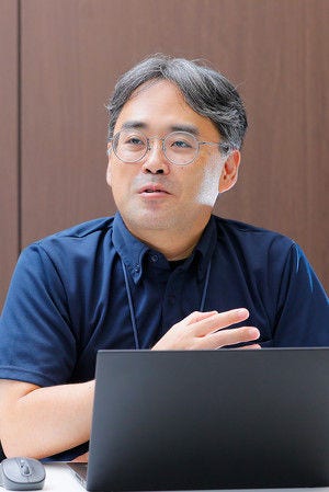画像: 公共分野のドメインエキスパート、齋藤 洋氏（日立製作所 公共システム事業部 主管技師）。公共分野のクラウドCoEとして、SI・自社サービス開発の技術支援を取りまとめる