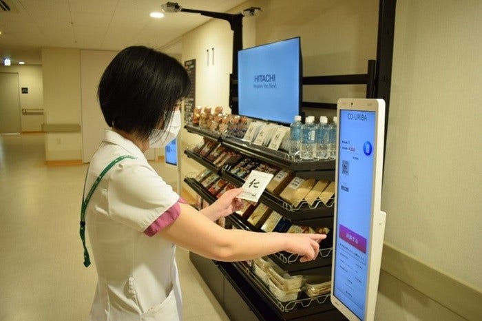 [画像]顔認証で手ぶらで買い物をする看護師