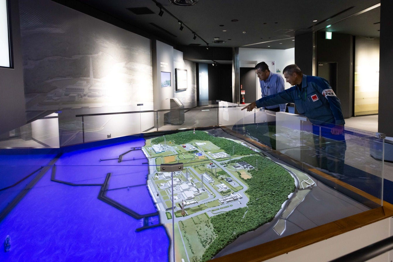 サービスホールに展示されている柏崎刈羽原子力発電所全景の模型