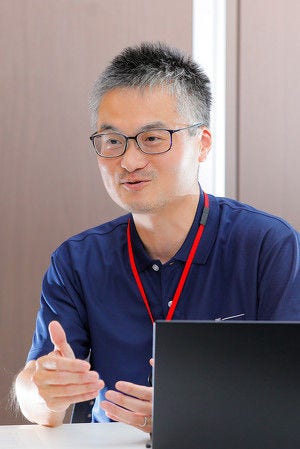 画像: テクノロジースペシャリスト、富田琢巳氏（日立製作所 マネージド＆プラットフォームサービス事業部 チーフクラウドアーキテクト）。AWS Ambassadorとして広く活躍