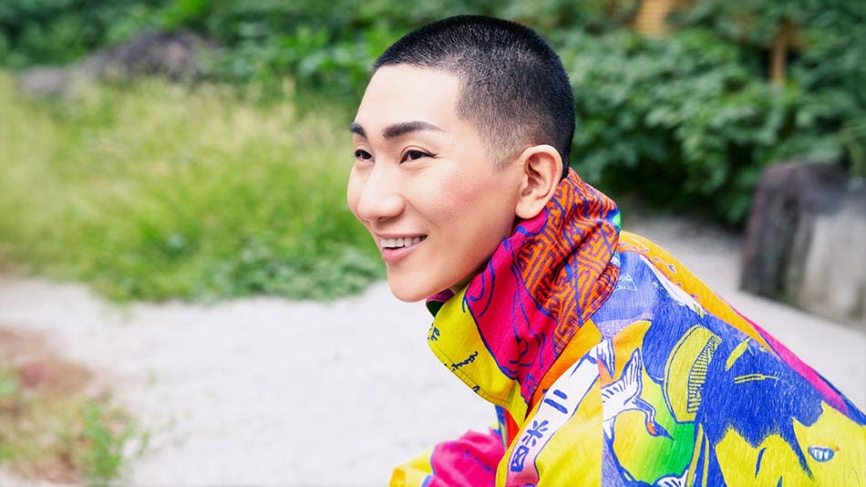 Uma Entrevista com um Monge que Usa Saltos: Como Criar um Local de Trabalho Inclusivo para Pessoas LGBTQ+?