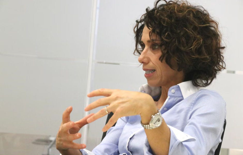 취재에 응하는 발렌티나 씨