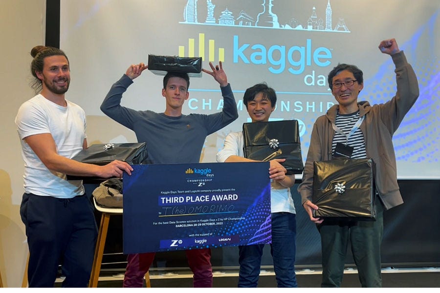 「Kaggle」で世界３位に輝いた諸橋政幸さん（写真右）