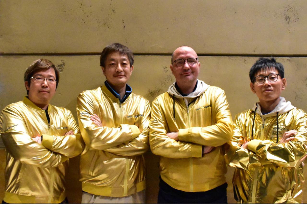 画像: 日立グループの金ジャケット保有者が初集合！左から、日立システムズの藤巻雄裕さん、日立製作所の三木隆史さん、GlobalLogicのAdam Divallさん、日立製作所の早川さん